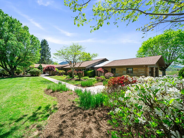 110 Crest View Rd., Burnsville, NC à vendre - Photo de l’immeuble – Image 3 sur 45