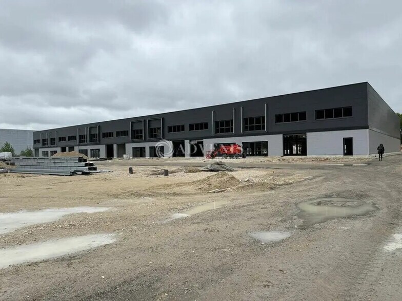 Local d’activités dans Chécy à louer - Photo de l’immeuble – Image 1 sur 5