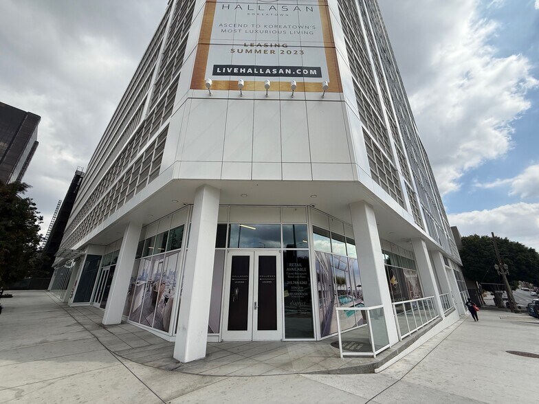 696 S New Hampshire Ave, Los Angeles, CA à louer - Photo de l’immeuble – Image 1 sur 11