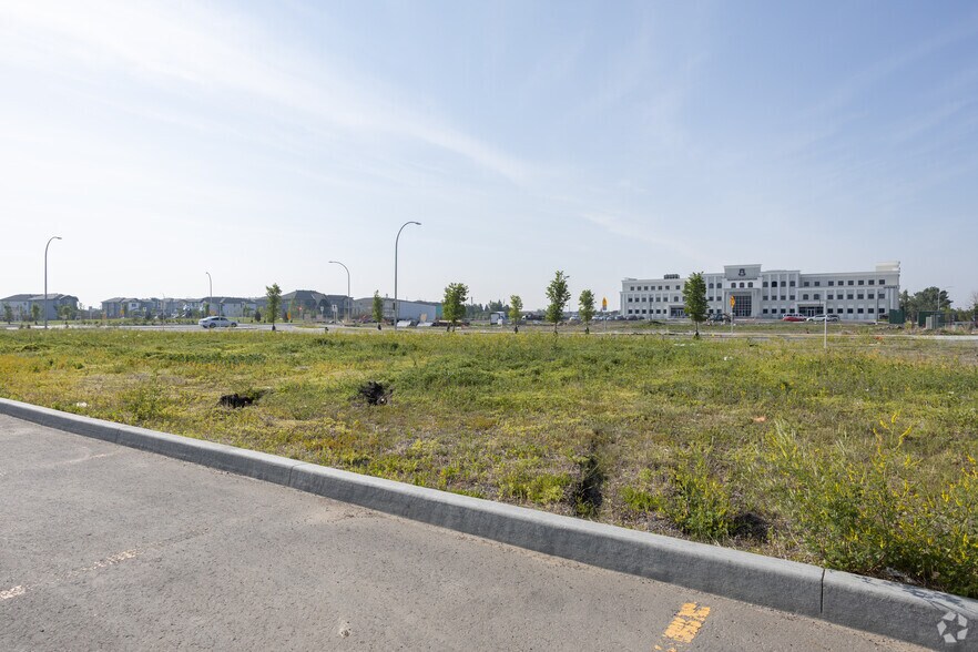 70 Saddlepeace Rd NE, Calgary, AB à louer - Photo de l’immeuble – Image 2 sur 10