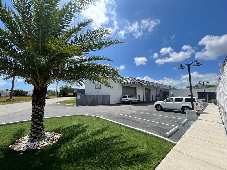 12355 NE 13th Ave, North Miami, FL à louer - Photo de l’immeuble – Image 1 sur 6