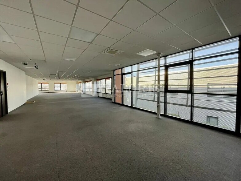 Bureau dans Saint-Priest à louer - Photo de l’immeuble – Image 3 sur 11