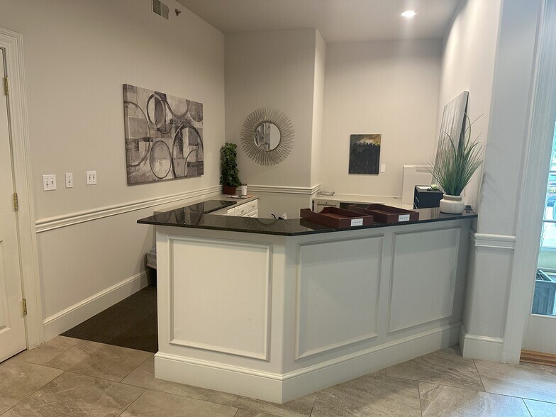 1720 N Kinser Pike, Bloomington, IN à vendre - Photo intérieure – Image 3 sur 21