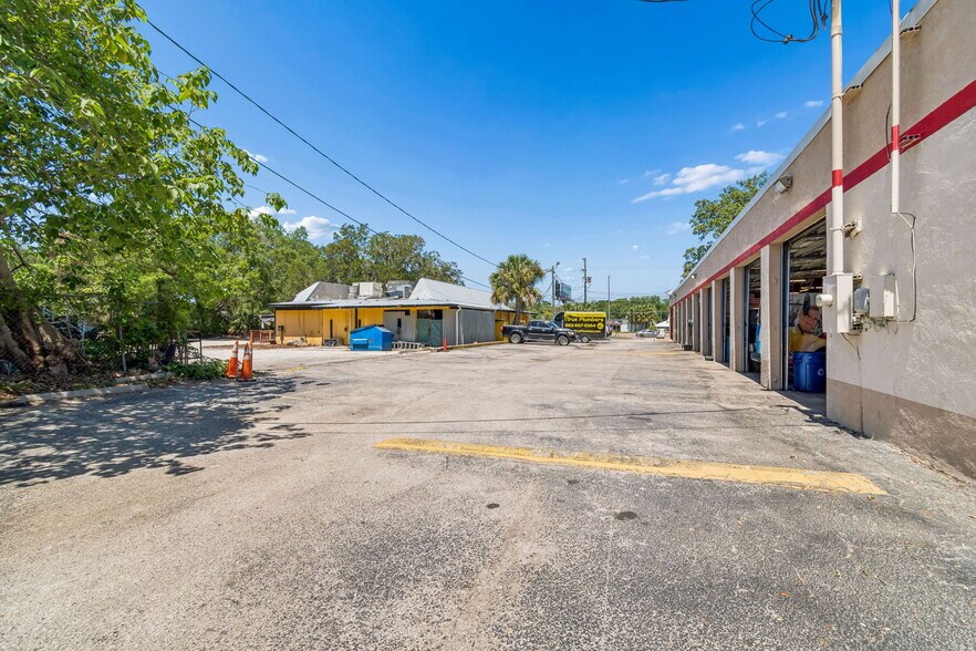 1209 W BRANDON portefeuille de 2 biens à vendre sur LoopNet.fr - Photo de l’immeuble – Image 2 sur 8