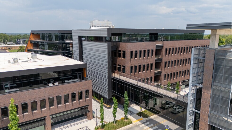 215 NW A St, Bentonville, AR à louer - Photo de l’immeuble – Image 2 sur 6