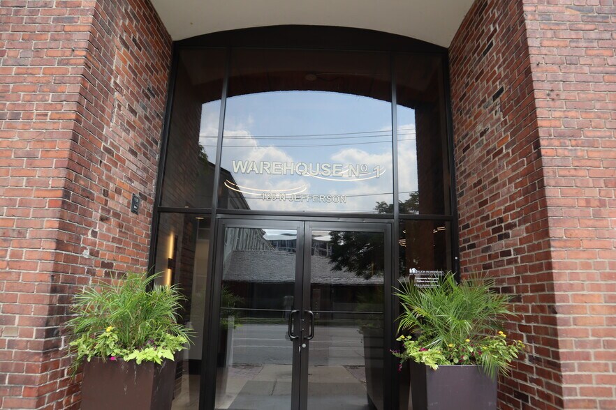 126 N Jefferson St, Milwaukee, WI à louer - Photo de l’immeuble – Image 3 sur 6