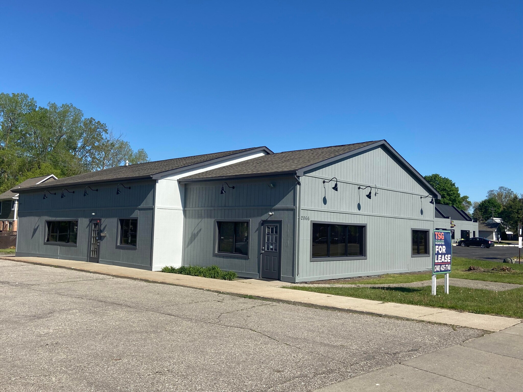 2066 N Cass Lake Rd, Keego Harbor, MI à vendre Photo de l’immeuble– Image 1 sur 7