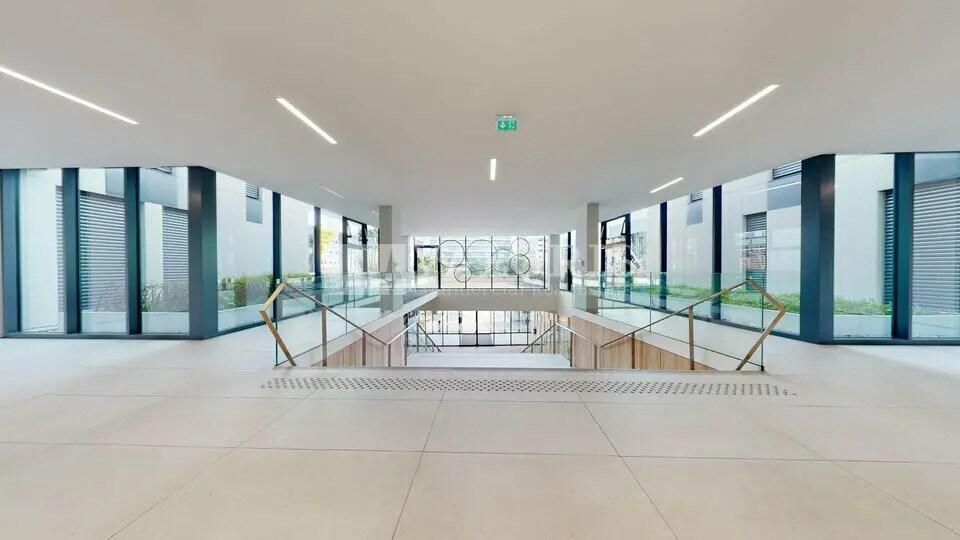 Bureau dans Vénissieux à louer - Hall d’entrée – Image 3 sur 9