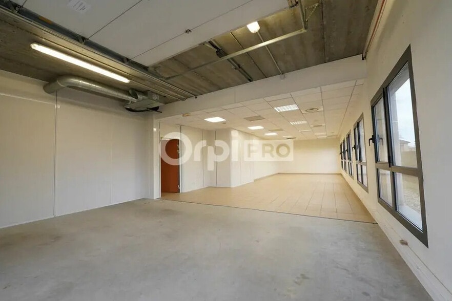 119 Route D'Heyrieux, Saint-Priest à louer - Photo de l’immeuble – Image 1 sur 12
