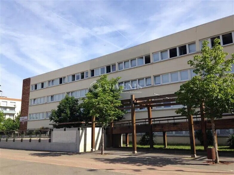 Bureau dans Maurepas à louer - Photo de l’immeuble – Image 2 sur 5