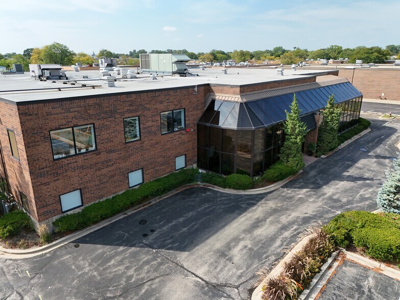 3175 Commercial Ave, Northbrook, IL à louer - Photo de l’immeuble – Image 1 sur 11