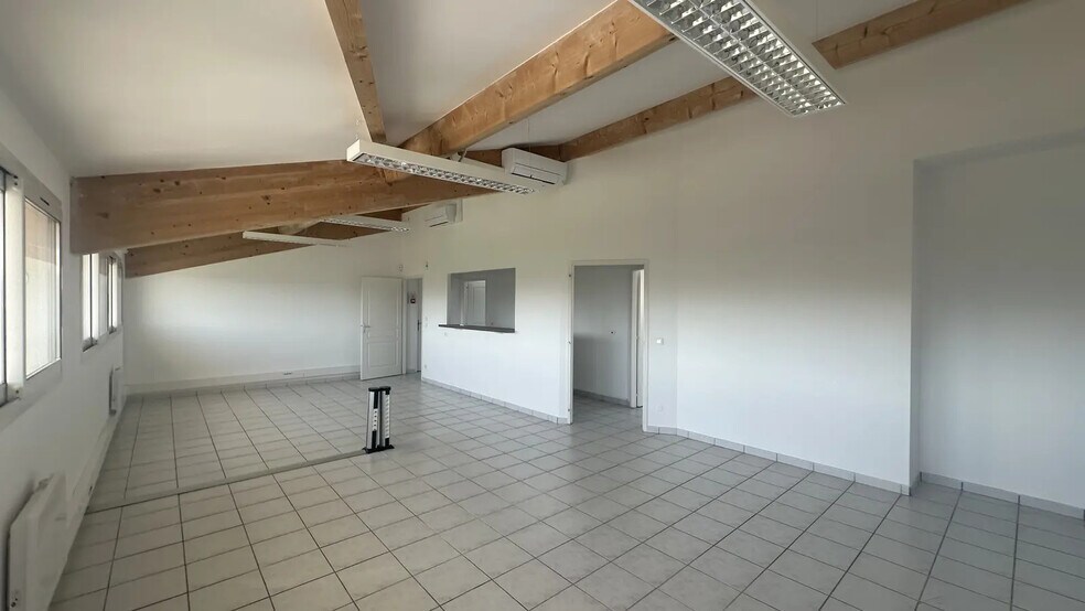325 Avenue Jean Moulin, Donzère à louer - Photo de l’immeuble – Image 3 sur 11