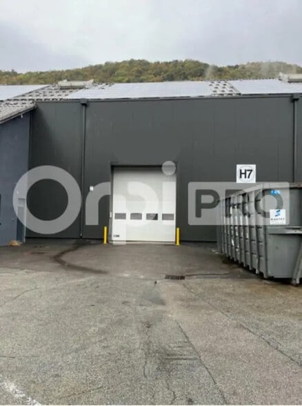 Local d’activités dans Le Cheylas à louer - Photo de l’immeuble – Image 3 sur 4