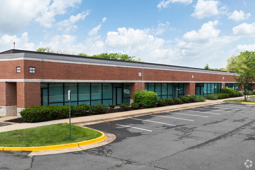 510 Huntmar Park Dr, Herndon, VA à louer - Photo de l’immeuble – Image 2 sur 27