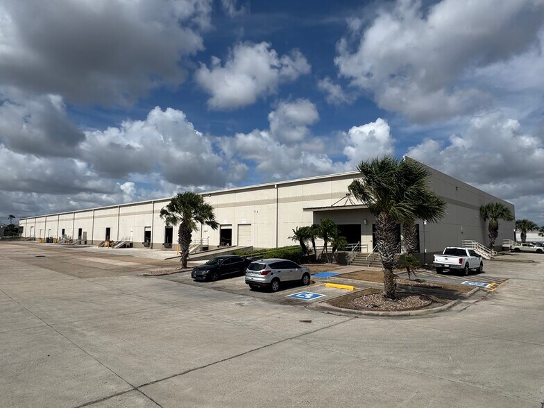 1000 Billy Mitchell Blvd, Brownsville, TX à louer - Photo de l’immeuble – Image 3 sur 5