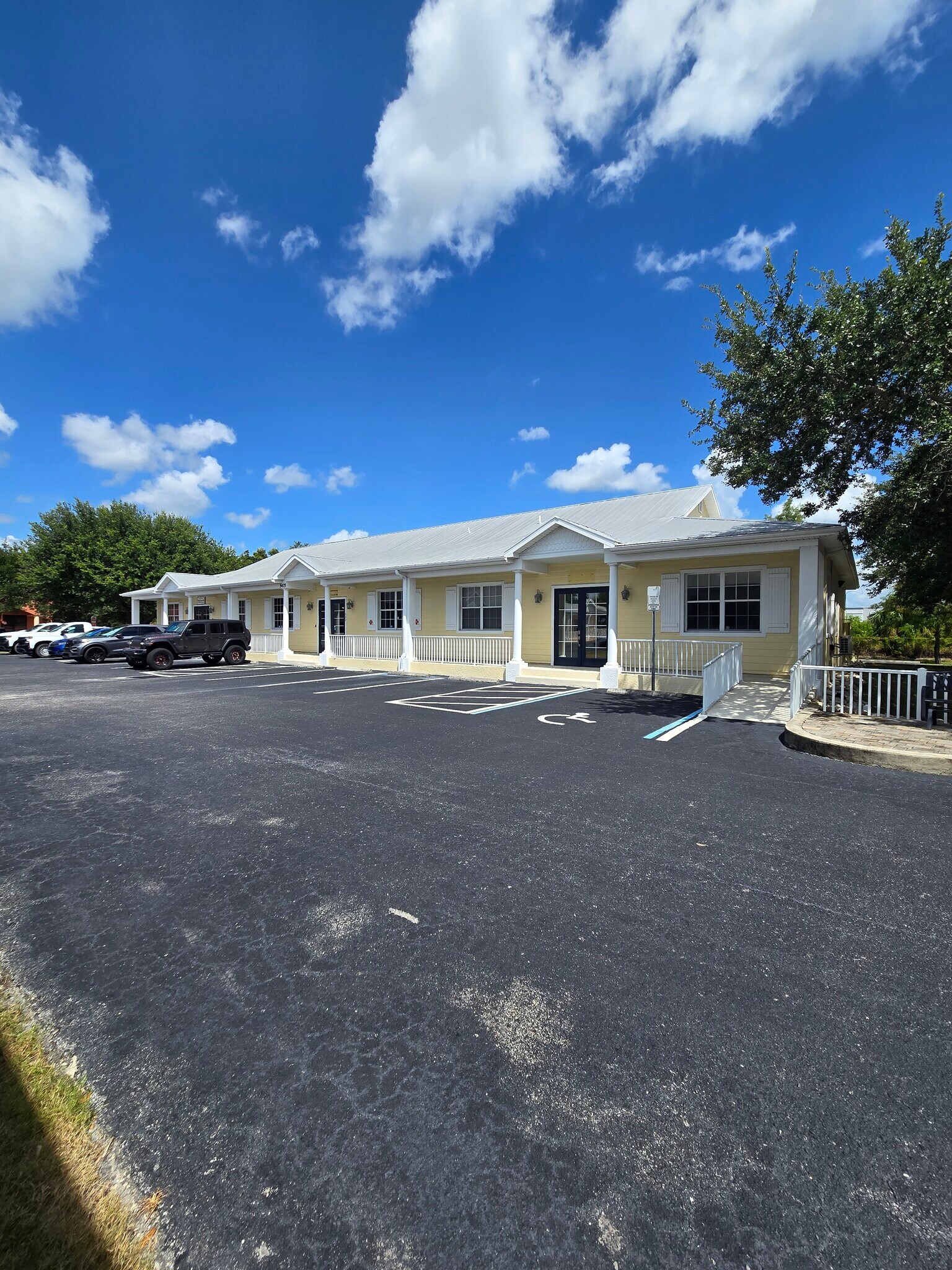 5475 Lee St, Lehigh Acres, FL à louer Photo de l’immeuble– Image 1 sur 2