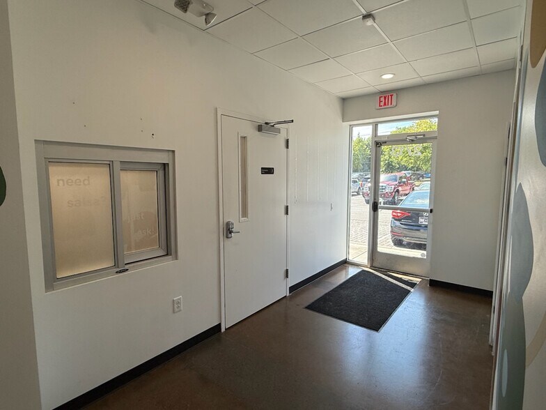 2705-2713 Lebanon Pike, Nashville, TN à louer - Photo de l’immeuble – Image 2 sur 8