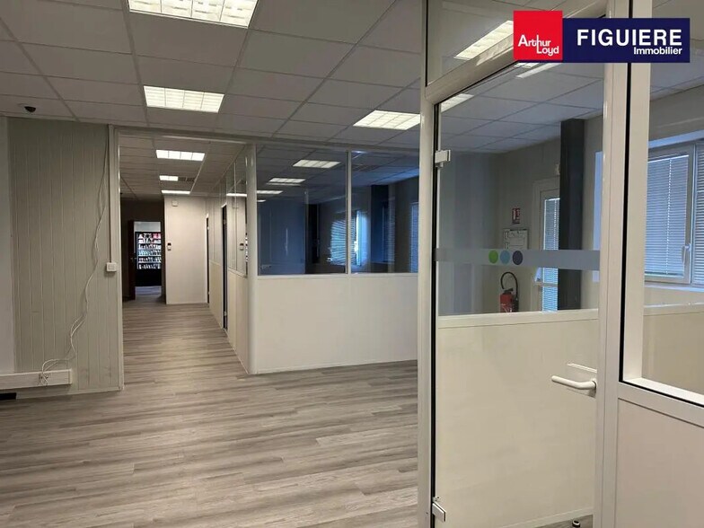 Bureau dans Bouc-Bel-Air à louer - Photo intérieure – Image 2 sur 5