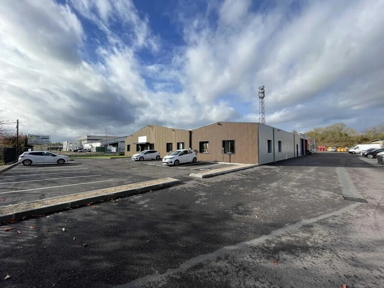 Local d’activités dans Oissel à louer - Photo de l’immeuble – Image 1 sur 22