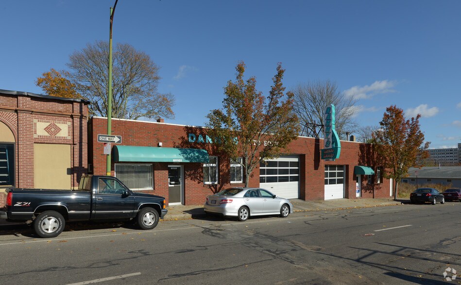 225 Kempton St, New Bedford, MA à vendre - Photo de l’immeuble – Image 1 sur 2