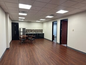 4580 Weaver Pky, Warrenville, IL à louer Photo intérieure– Image 1 sur 6