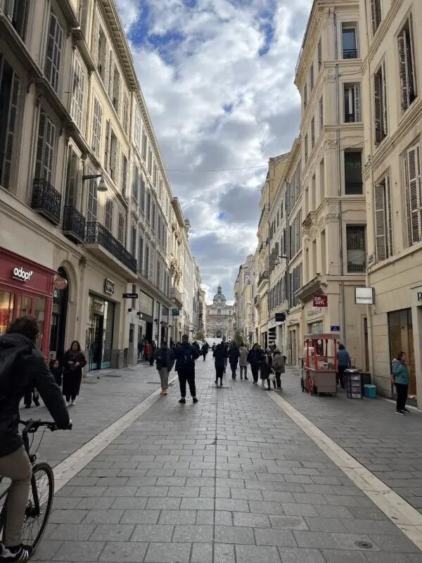 Local commercial dans Marseille à louer Photo de l’immeuble– Image 1 sur 4