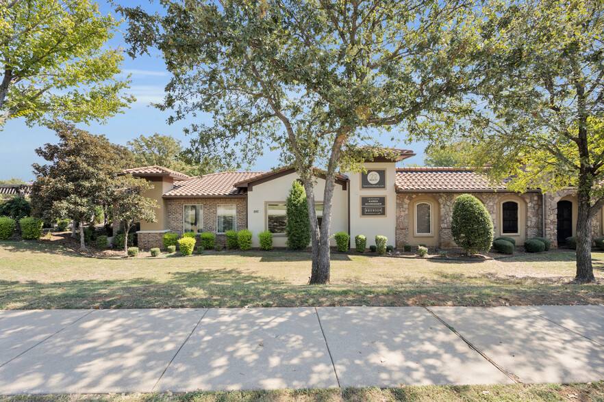 550 N Walnut Creek Dr, Mansfield, TX à louer - Photo de l’immeuble – Image 1 sur 23