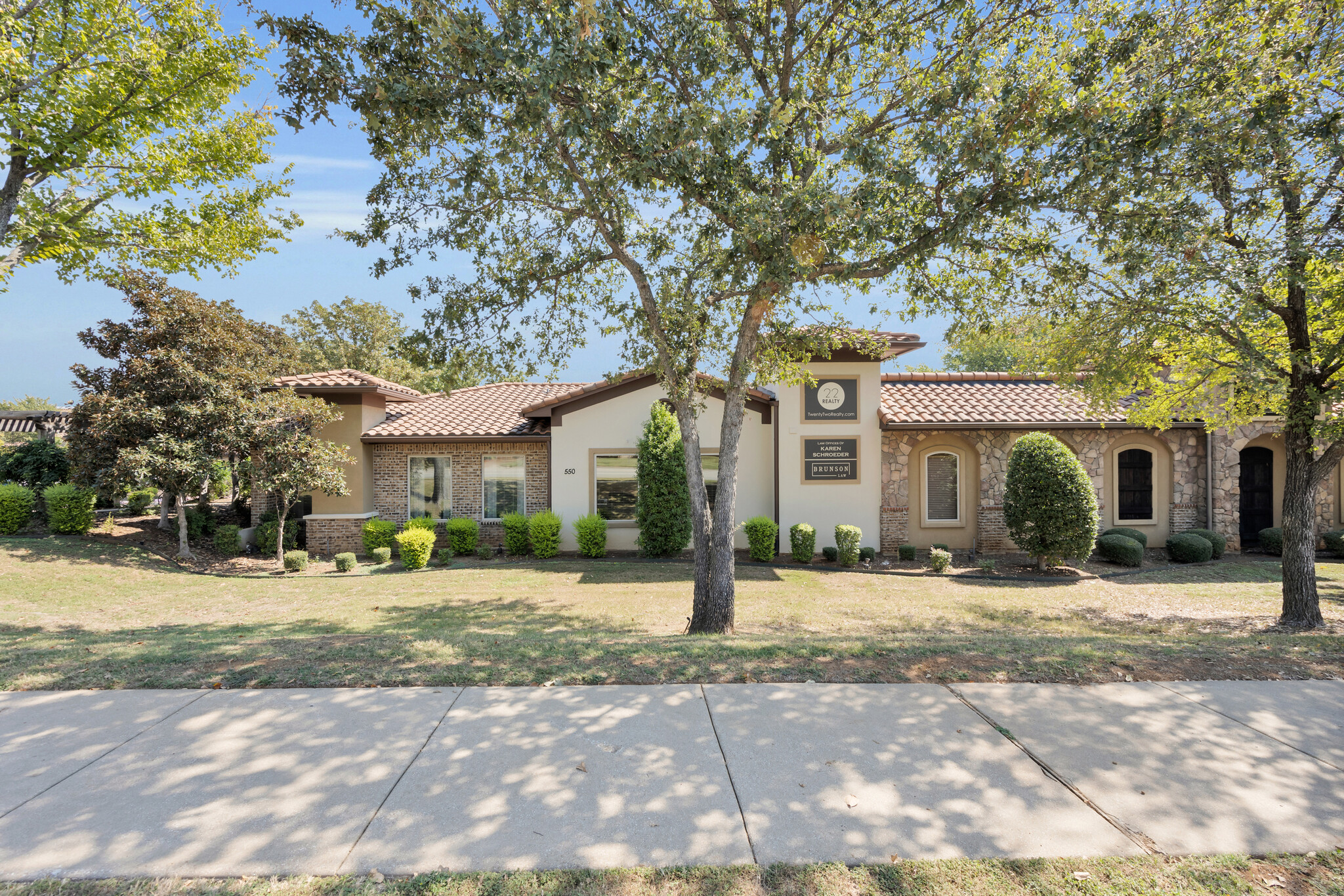 550 N Walnut Creek Dr, Mansfield, TX à louer Photo de l’immeuble– Image 1 sur 24