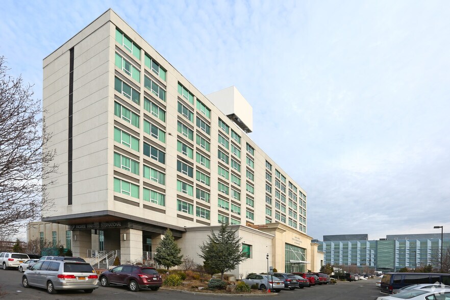 130-30 31st Ave, College Point, NY à louer - Photo de l’immeuble – Image 3 sur 9