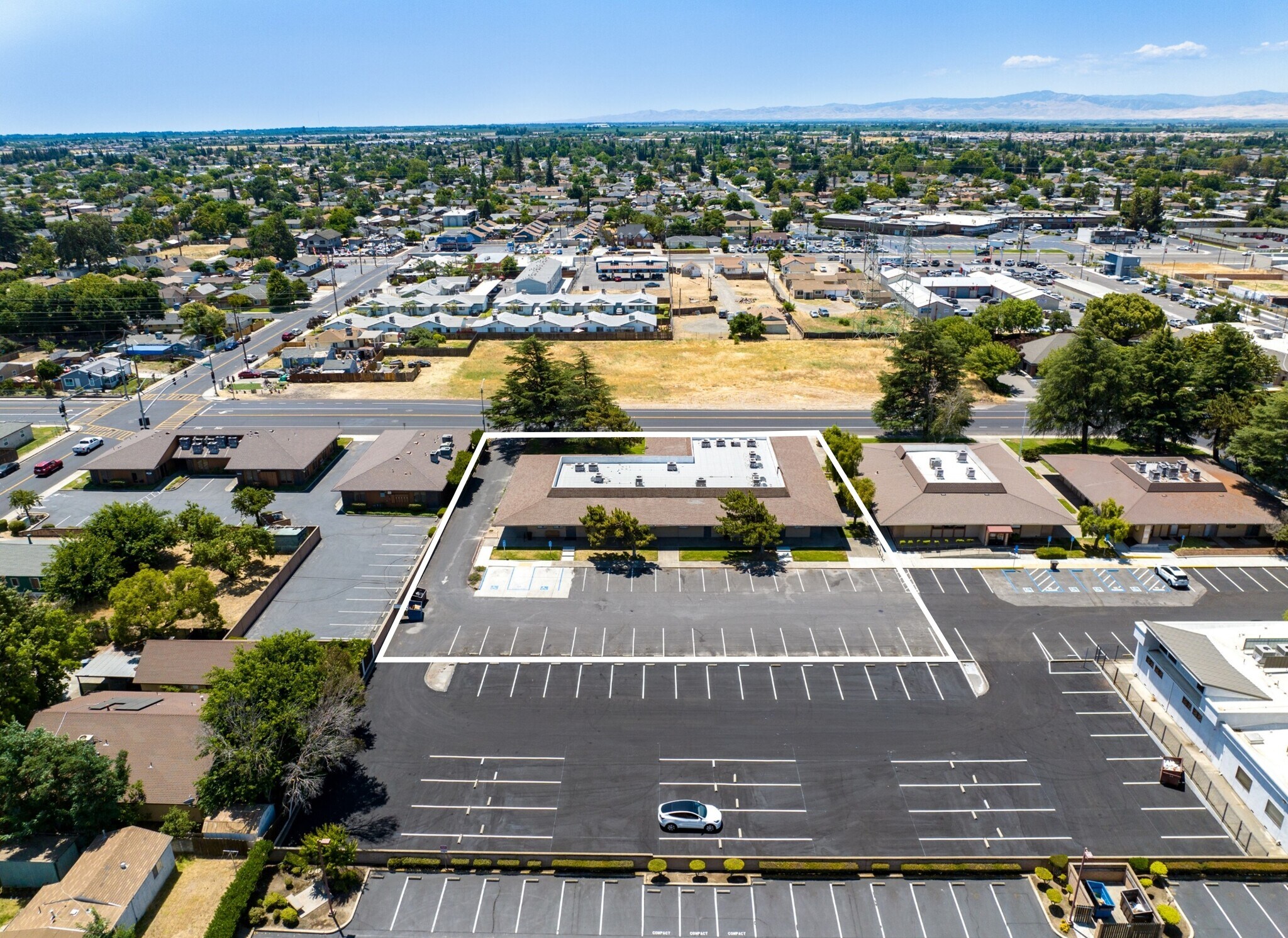 955 W Center St, Manteca, CA à louer Photo de l’immeuble– Image 1 sur 8