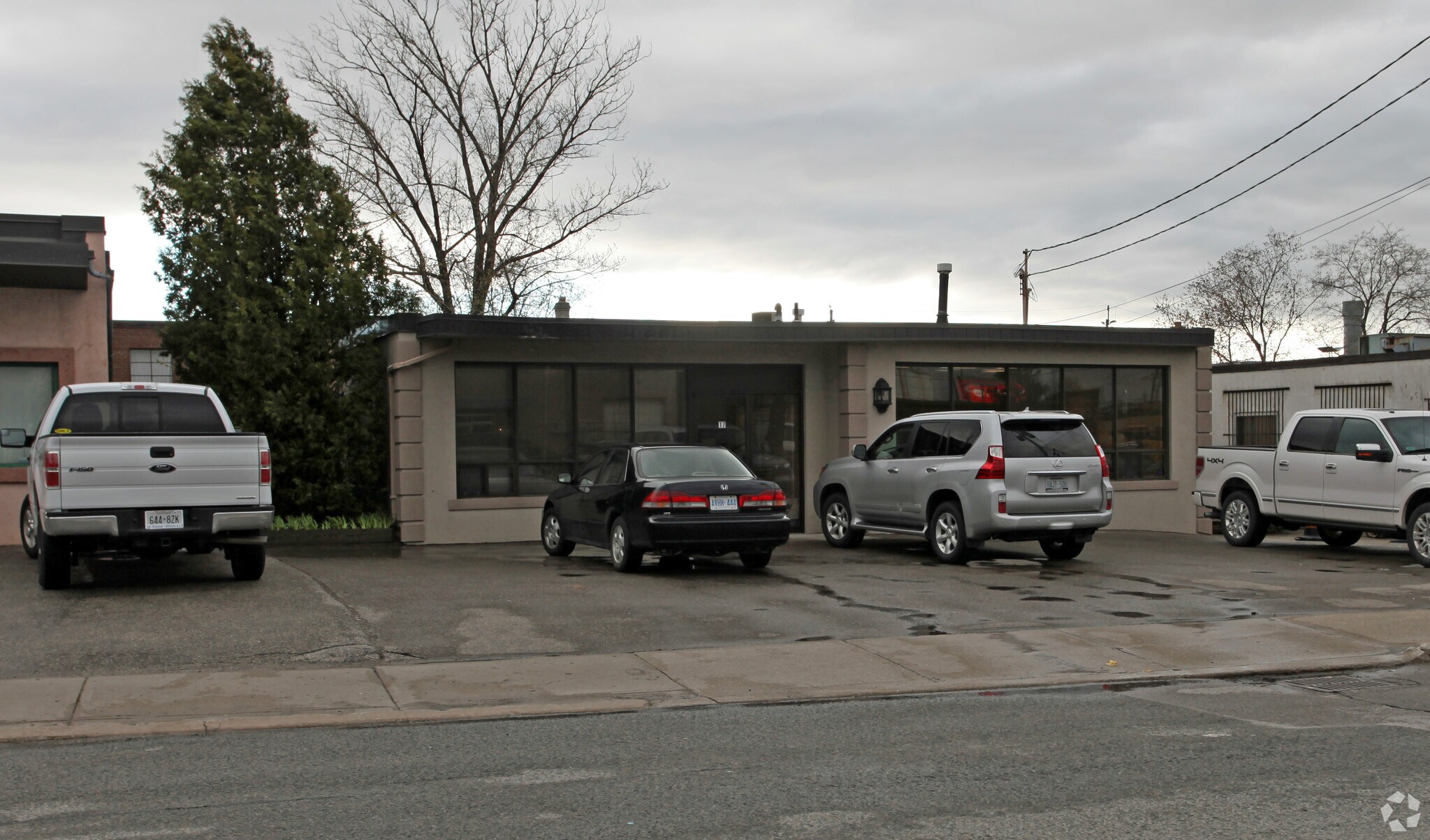 17 Oakland Ave, Toronto, ON à louer Photo principale– Image 1 sur 3