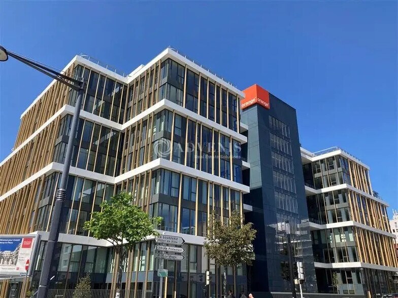 Bureau dans Montigny-le-Bretonneux à louer - Photo de l’immeuble – Image 1 sur 6