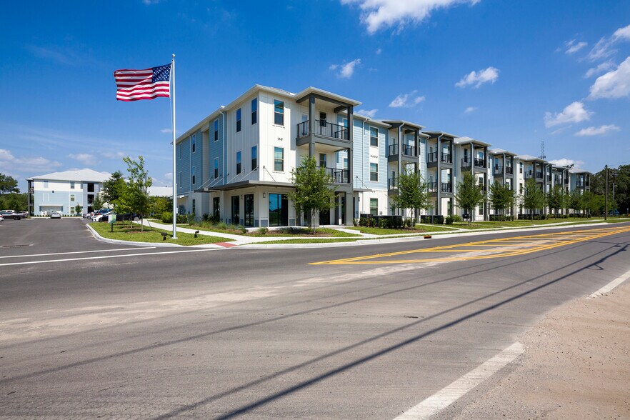 1225 Landon Preserve Cir, Brandon, FL à louer - Photo de l’immeuble – Image 1 sur 1