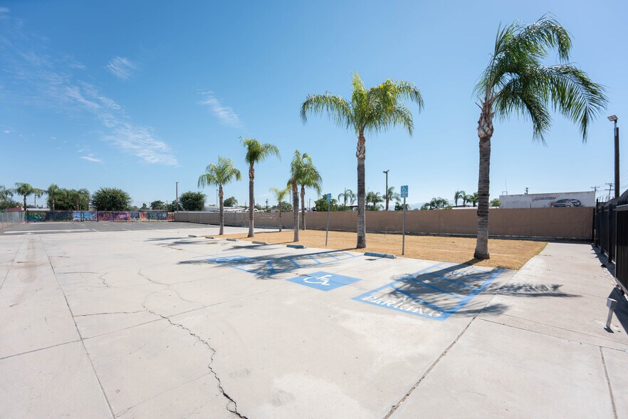 2112 E California Ave, Bakersfield, CA à vendre - Photo de l’immeuble – Image 3 sur 48
