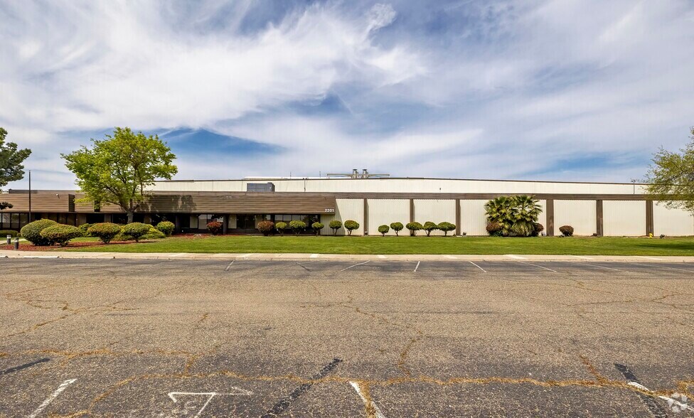 2201 Cooper Ave, Merced, CA à vendre - Photo principale – Image 1 sur 17