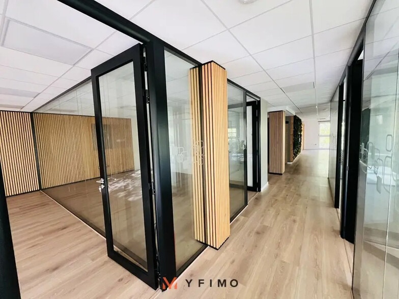 Local d’activités dans Montigny-le-Bretonneux à louer - Photo de l’immeuble – Image 2 sur 6