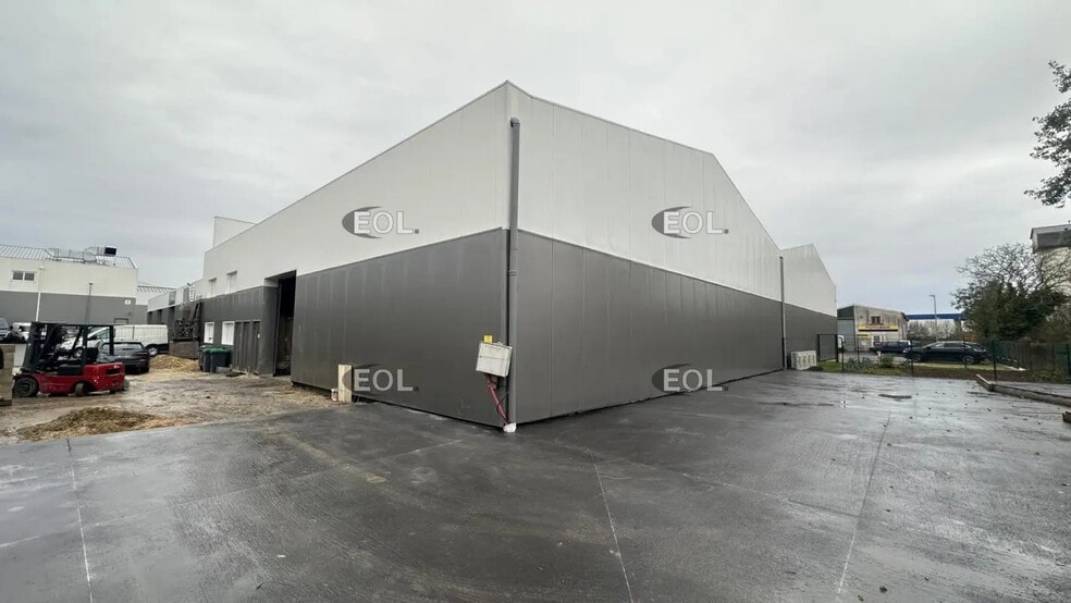 Local d'activités dans Brie-Comte-Robert à vendre - Photo de l’immeuble – Image 3 sur 4