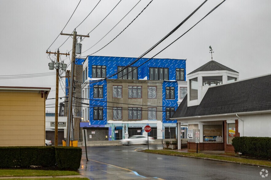 331 E Main St, Riverhead, NY à louer - Photo de l’immeuble – Image 2 sur 2