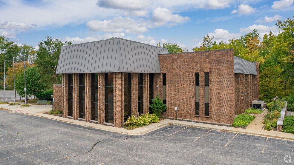 2333 East Beltline Ave SE, Grand Rapids, MI à vendre - Photo principale – Image 1 sur 3