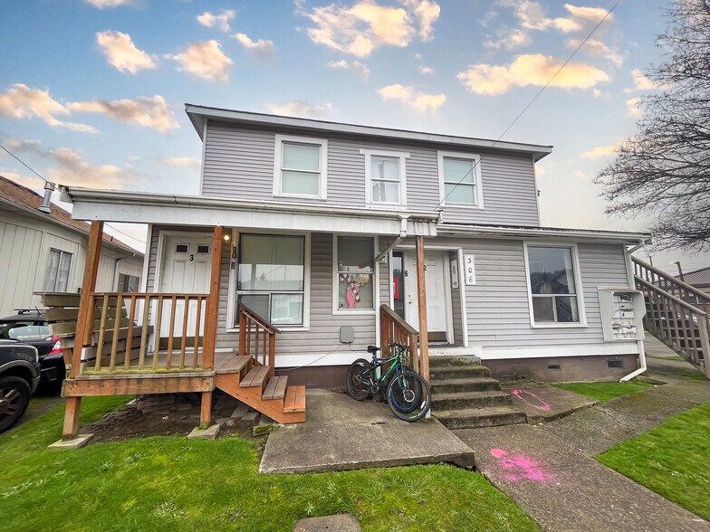 306 Grant St, Kelso, WA à vendre - Photo de l’immeuble – Image 1 sur 8