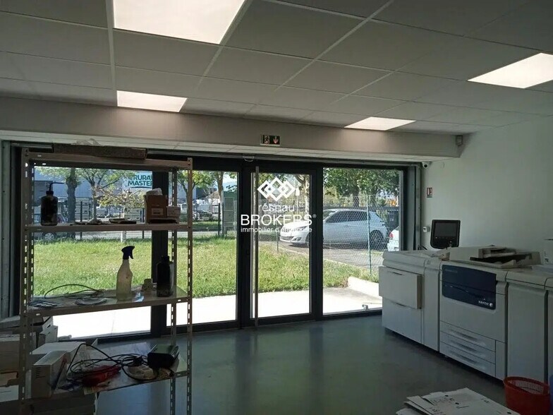 Local d’activités dans Estancarbon à louer - Photo de l’immeuble – Image 2 sur 11