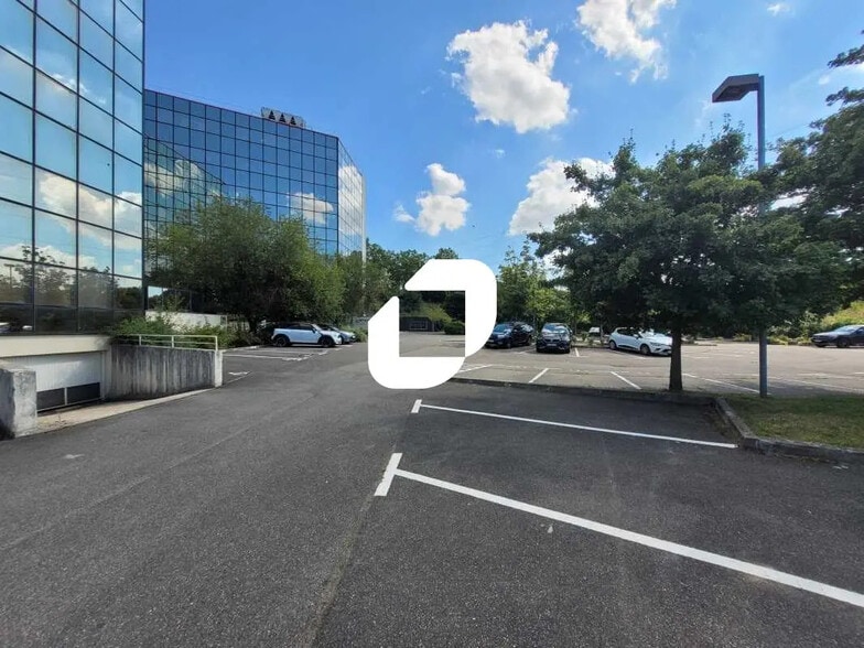 5-7 Place Copernic, Évry-Courcouronnes à louer - Photo de l’immeuble – Image 1 sur 8