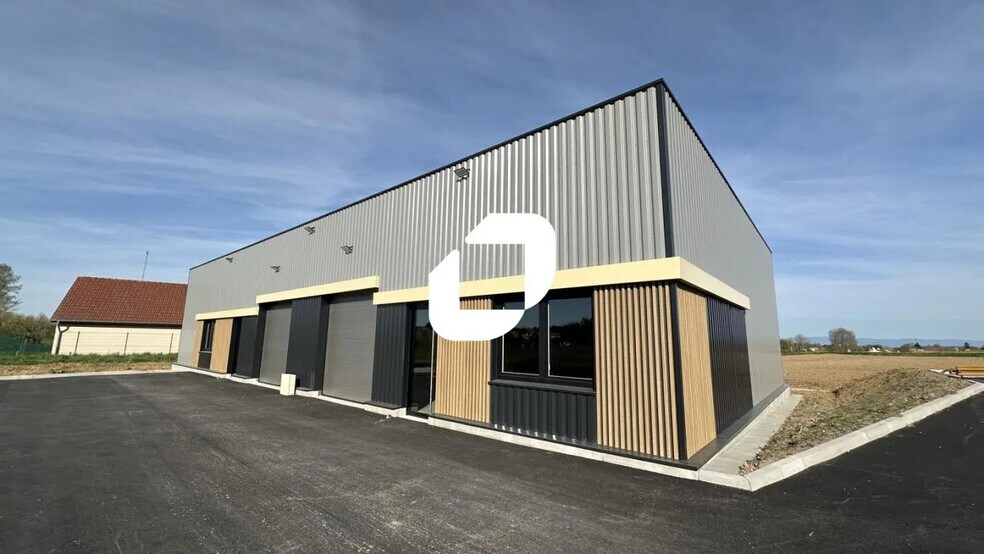 Local d'activités dans  à vendre - Photo de l’immeuble – Image 1 sur 9