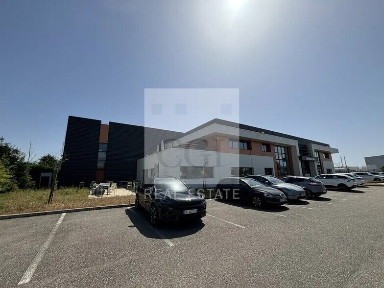 Local d'activités dans Jonage à vendre - Photo de l’immeuble – Image 3 sur 24