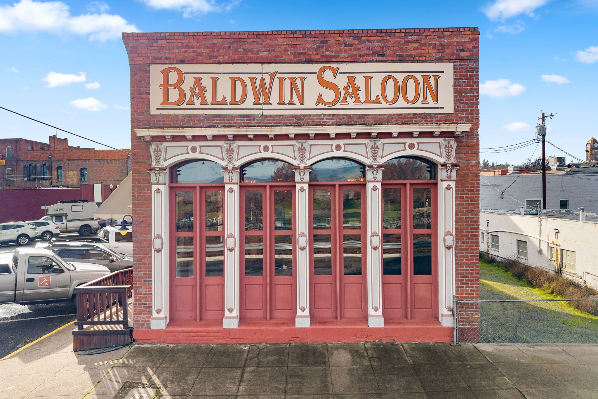 205 Court St, The Dalles, OR à vendre Photo principale– Image 1 sur 56