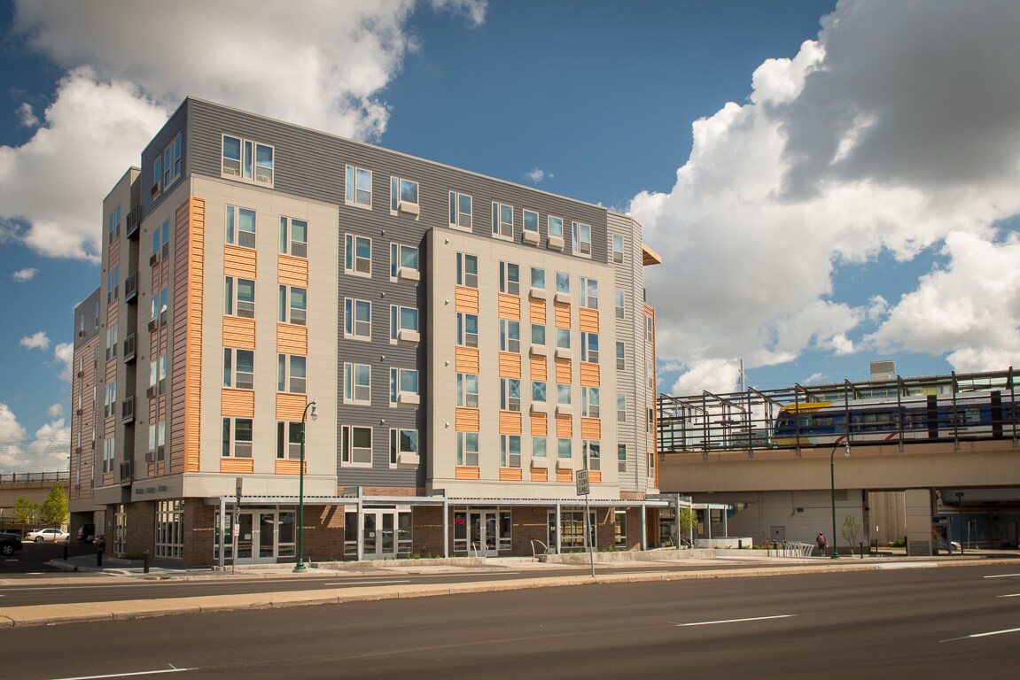 2220 E Lake St, Minneapolis, MN à louer Photo principale– Image 1 sur 22