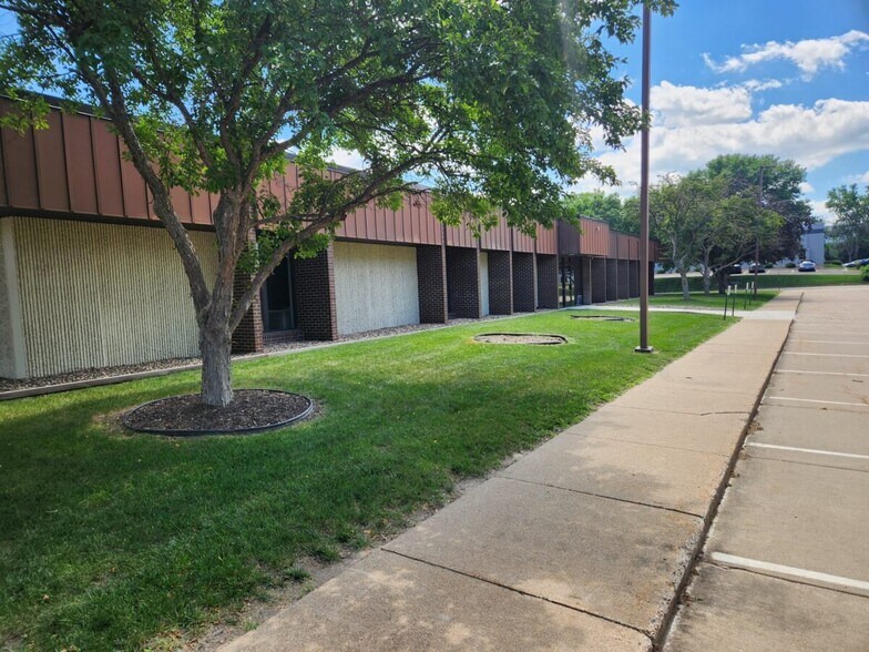 11531 Rupp Dr, Burnsville, MN à vendre - Photo de l’immeuble – Image 3 sur 18