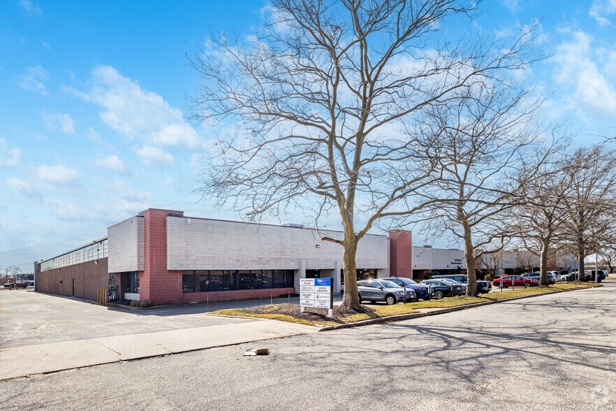 12-1 Dubon Ct, Farmingdale, NY à louer - Photo principale – Image 1 sur 3