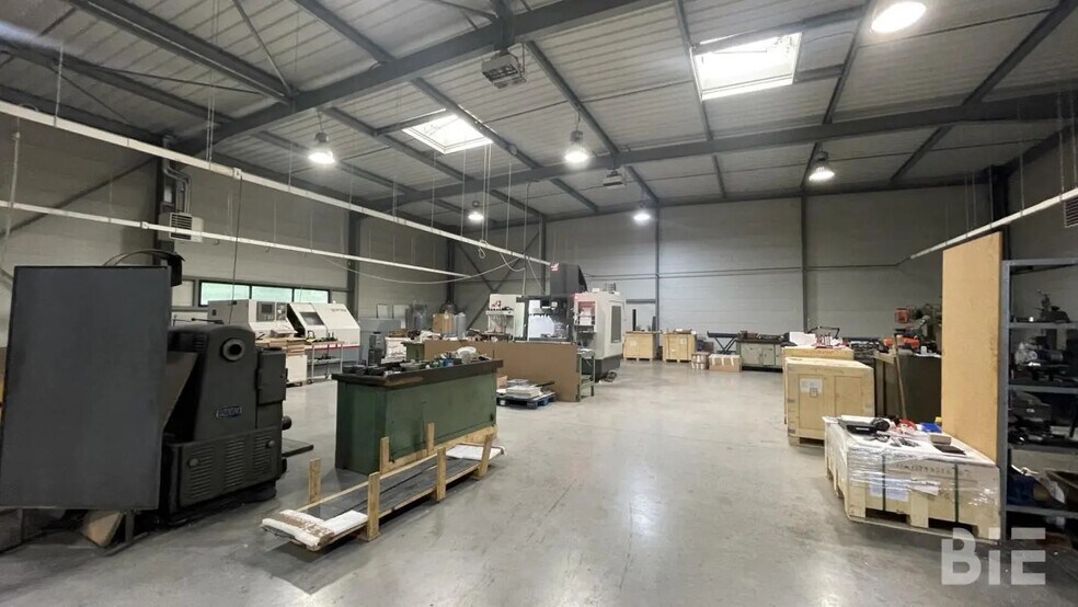 Local d'activités dans Saint-Médard-en-Jalles à vendre - Photo intérieure – Image 2 sur 4