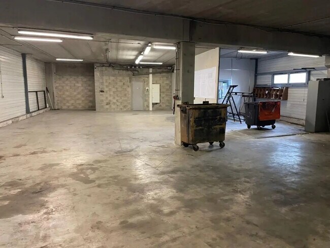 Plus de détails pour Local d’activités à vendre